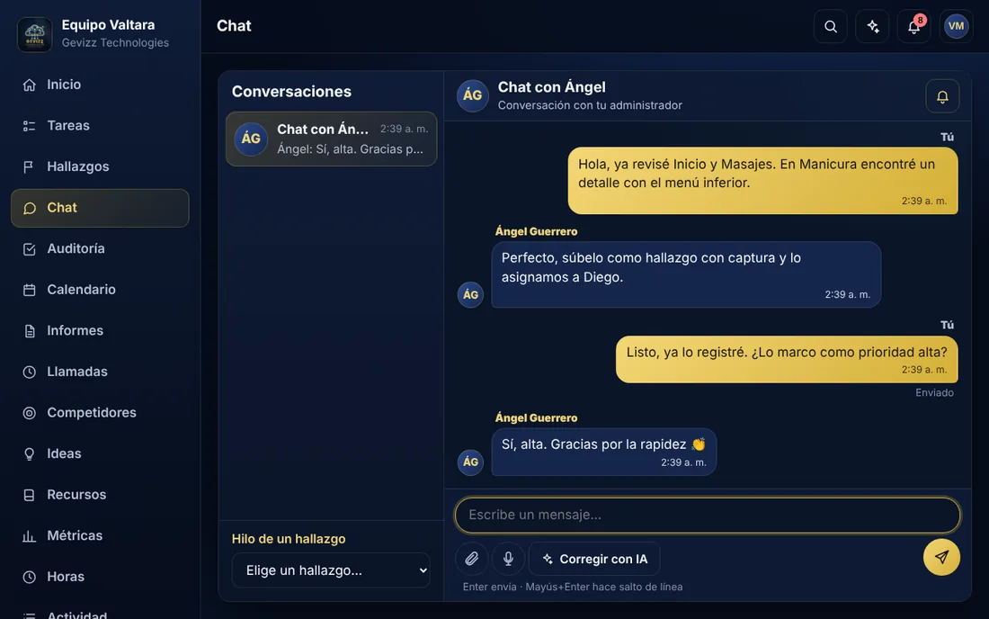 Chat interno: conversación entre una colaboradora y su administrador, con barra para escribir, adjuntar, dictar y corregir con IA.