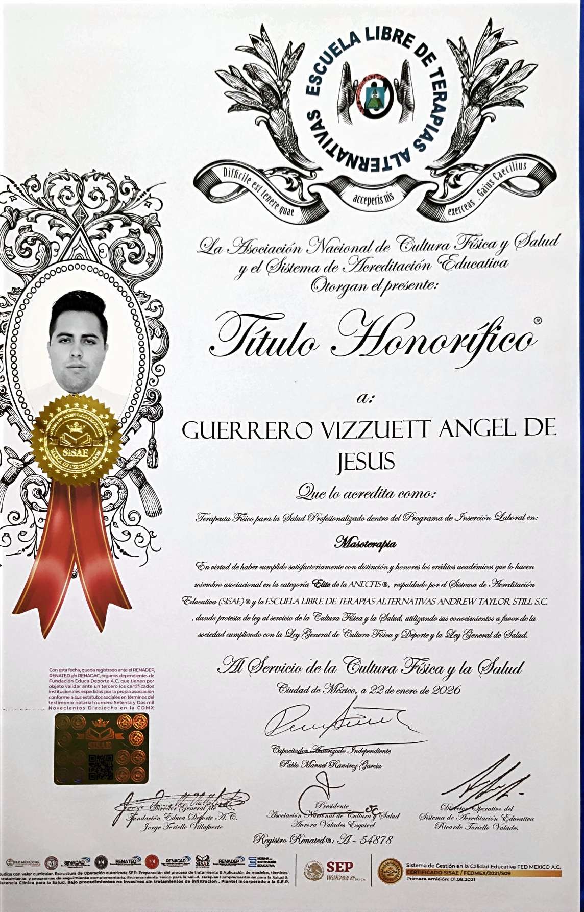 Título Honorífico con el emblema de la Escuela Libre de Terapias Alternativas. La Asociación Nacional de Cultura Física y Salud y el Sistema de Acreditación Educativa lo otorgan a Guerrero Vizzuett Angel de Jesus, que lo acredita como Terapeuta Físico para la Salud Profesionalizado dentro del Programa de Inserción Laboral en Masoterapia. Ciudad de México, 22 de enero de 2026. Registro Renated A-54878. Incluye fotografía, sello dorado SISAE con listón rojo y firmas.