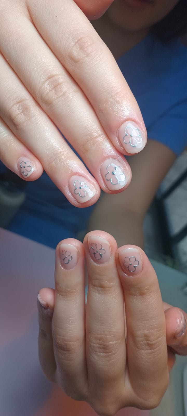 Rojo con flores a mano